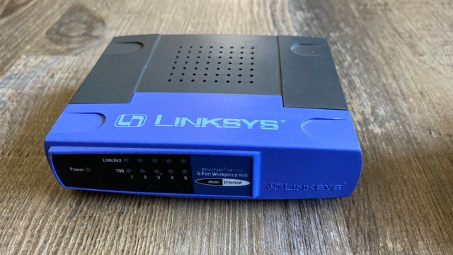 Linksys EFAH05W EtherFast 10/100 5-Port Workgroup Hub