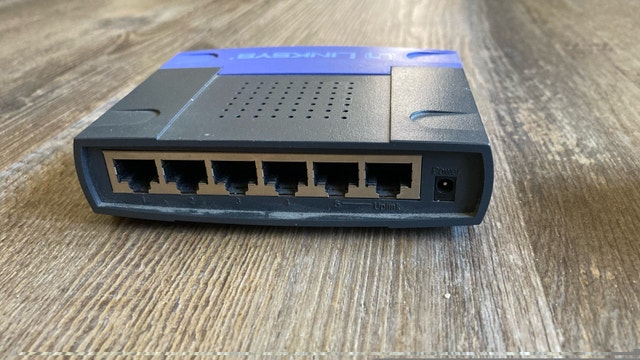 Linksys EFAH05W EtherFast 10/100 5-Port Workgroup Hub - photo 3