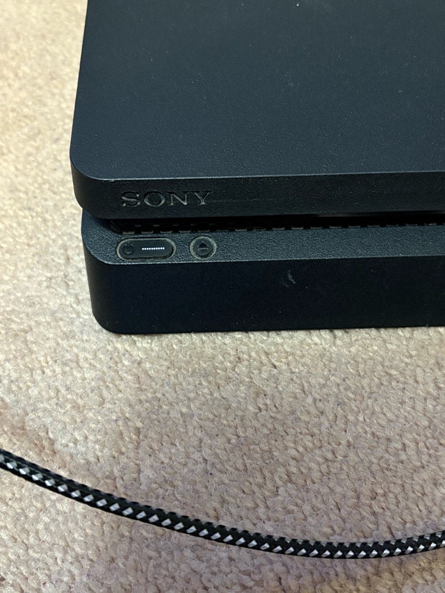 PlayStation 4 with 2 Controllers & 2 Games - photo 2