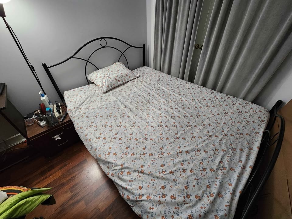 Queen size wrought iron bed frame in black - photo 2