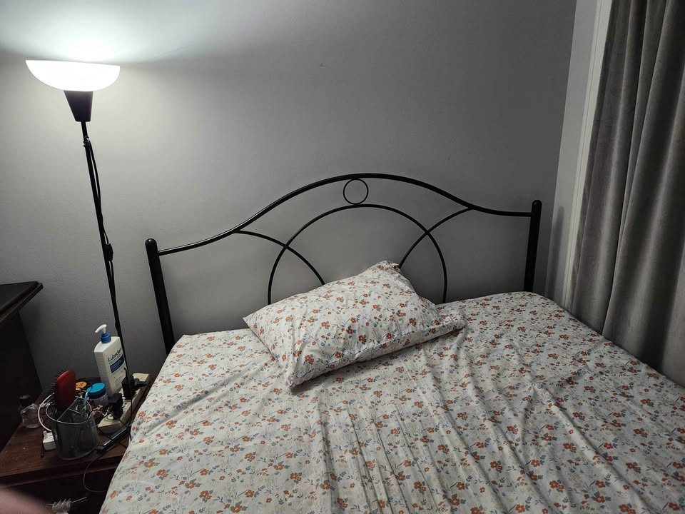 Queen size wrought iron bed frame in black - photo 3