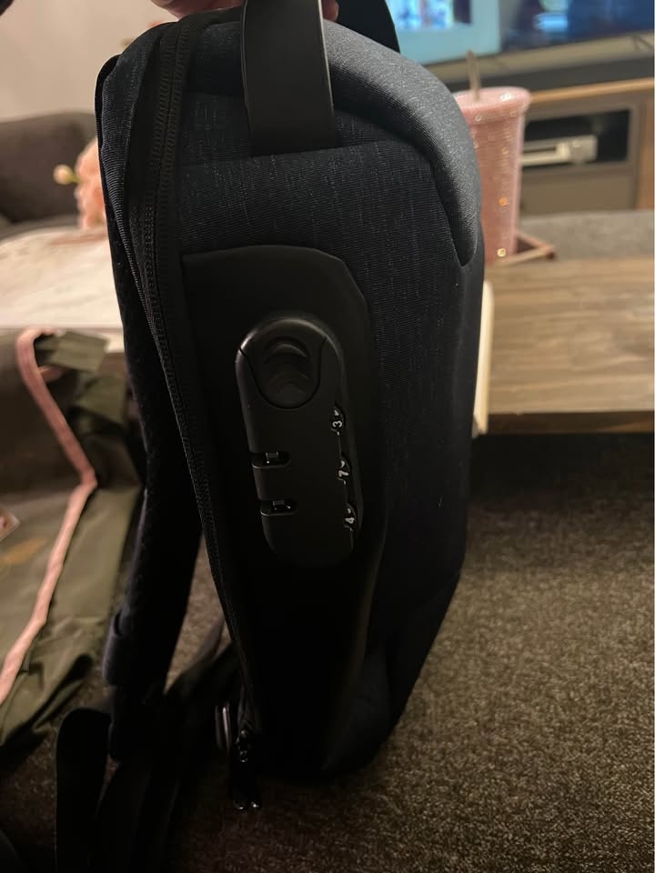 Anti theft crossbody backpack with hidden cellphone charging cab - photo 4