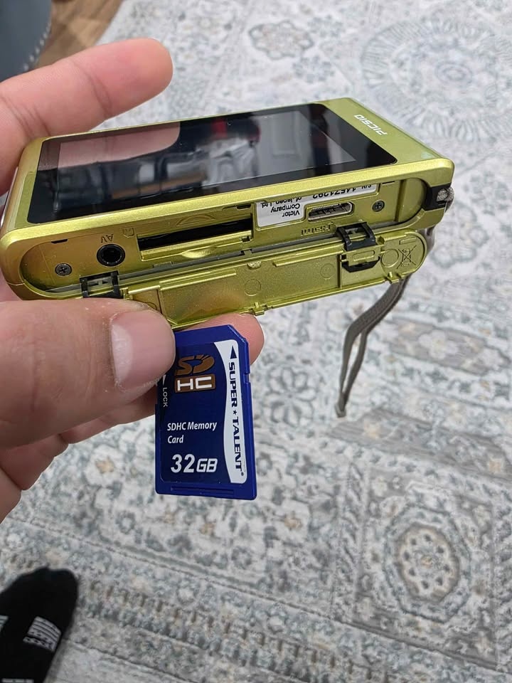 JVC Picsio GC-FM2 HD Memory Camera - photo 2