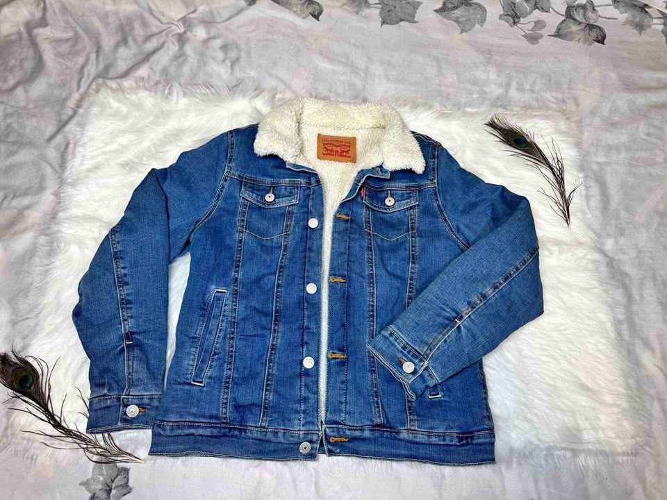 levis sherpa trucker jacket size M-L