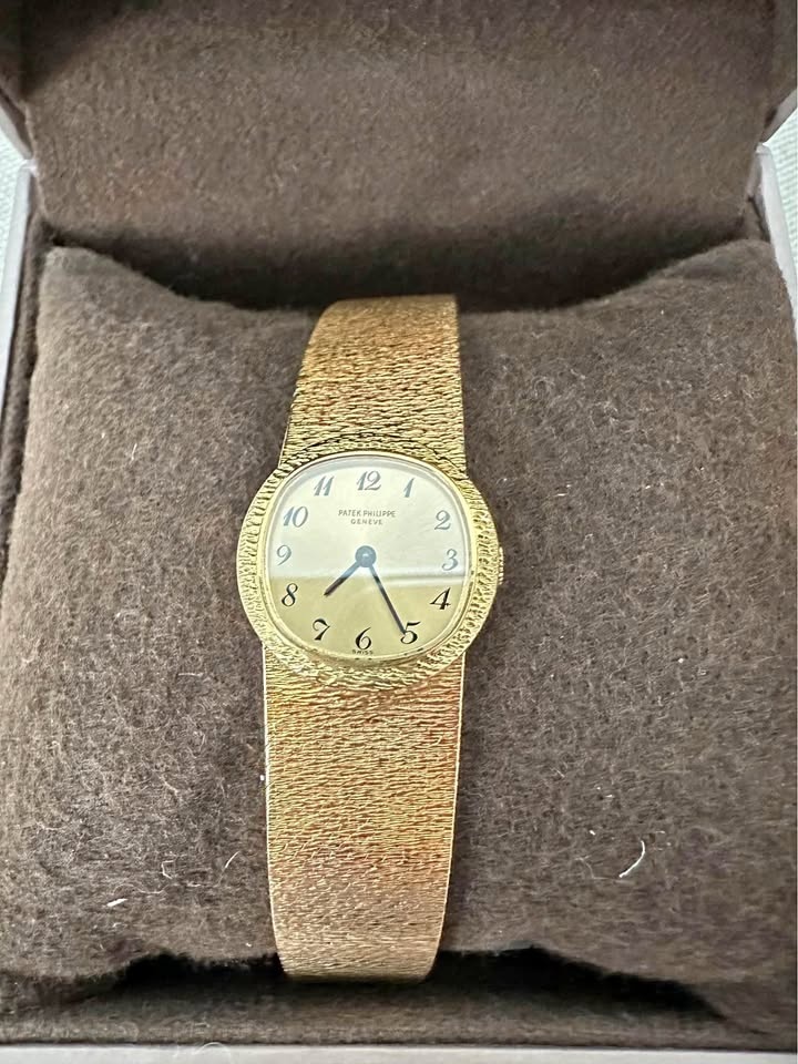 Solid 18K Gold vintage ladies watch