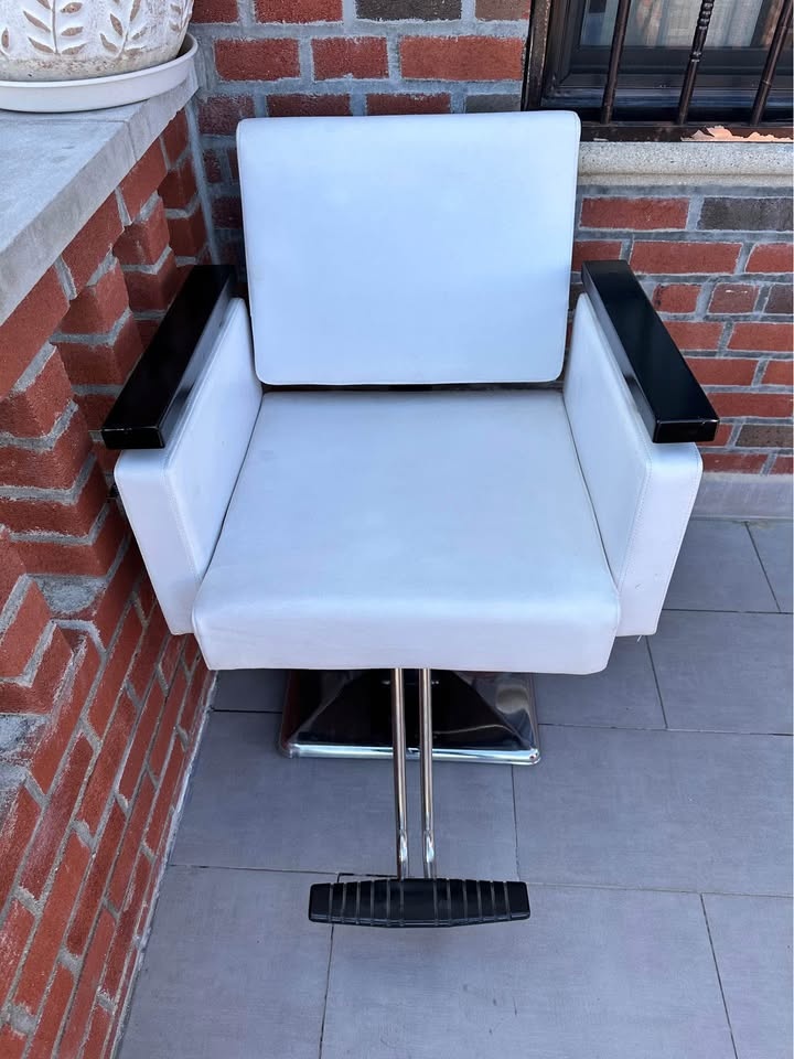 Decorative Barber Chair in White Leather and Stainless Steel - photo 2