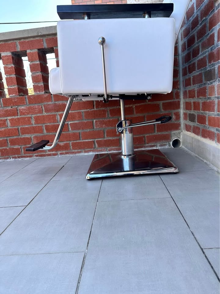 Decorative Barber Chair in White Leather and Stainless Steel - photo 3