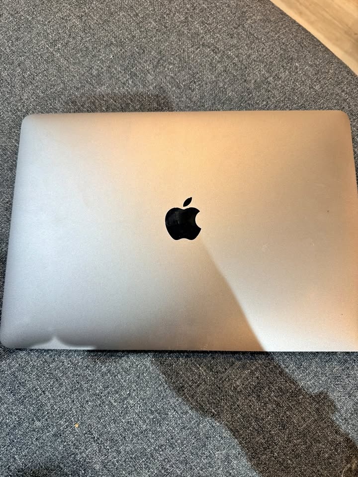 2020 MacBook Pro 13” Touch Bar: i5, 8GB RAM, 256GB SSD
