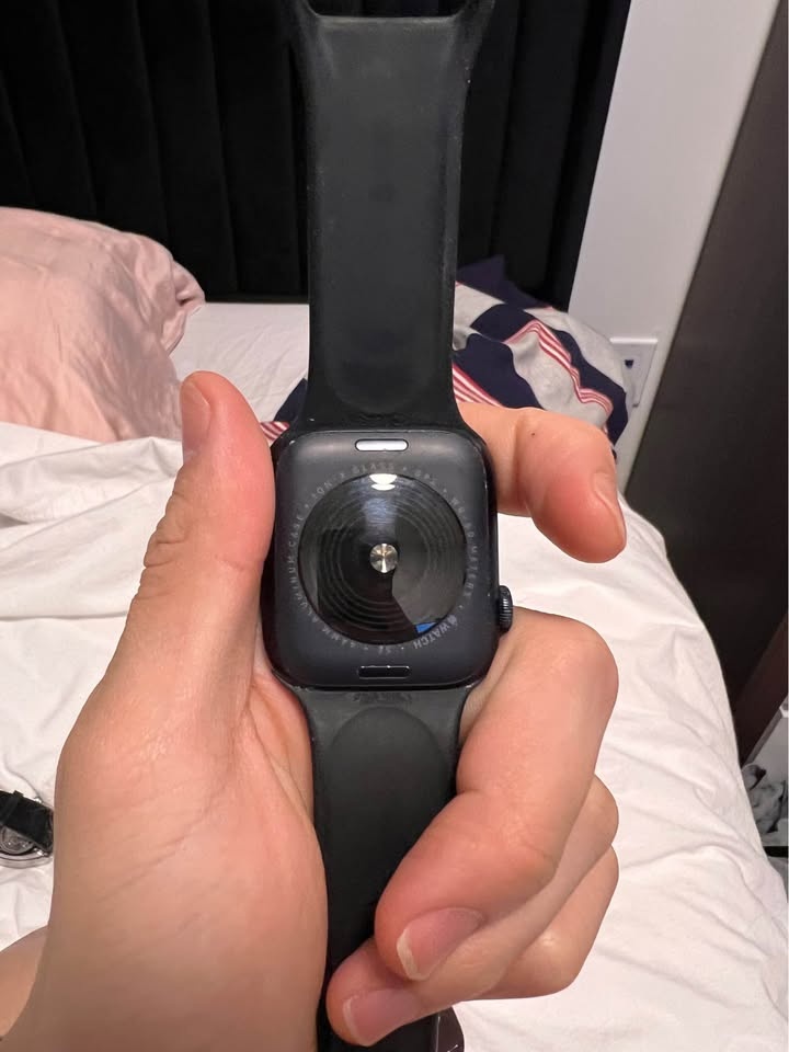 Apple Watch SE 44mm with black strap - photo 2