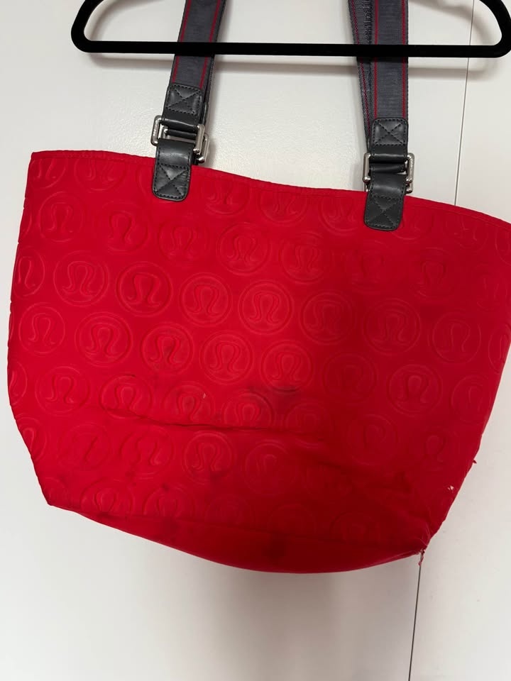 red Lululemon quilted logo gym tote bag - photo 3