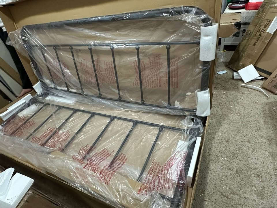 King size bed ( head and footboard only) - photo 2