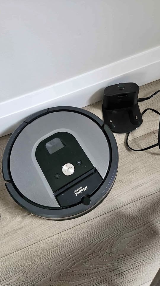 Roomba i7 robot vacuum with charging dock (not working) error 6.
