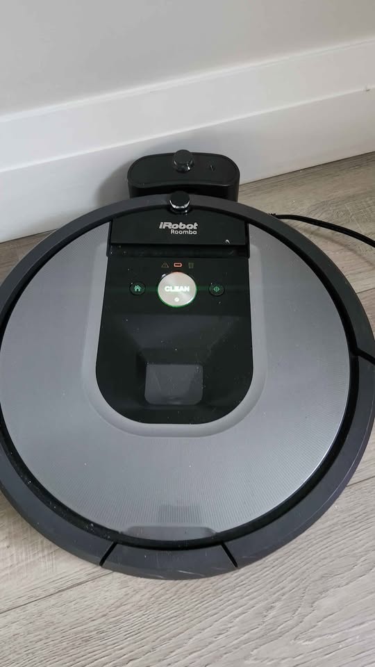 Roomba i7 robot vacuum with charging dock (not working) error 6. - photo 3