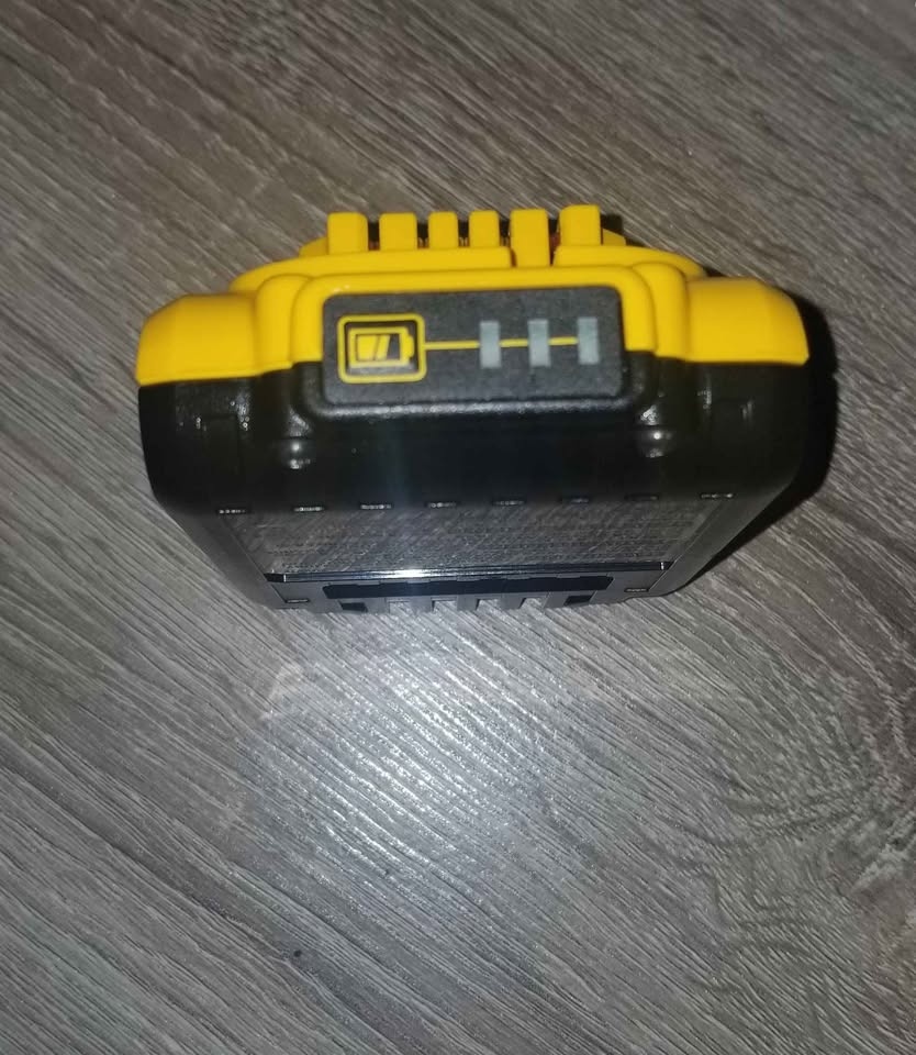 New 20v Dewalt 2ah battery - photo 4