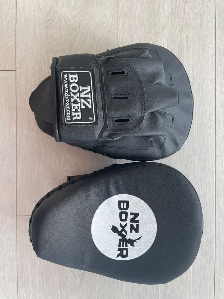Boxing Gloves + Focus Pads Set - photo 4