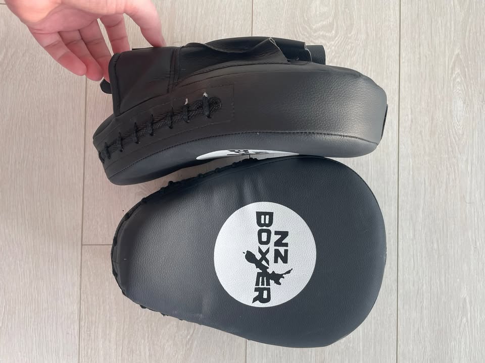 Boxing Gloves + Focus Pads Set - photo 5