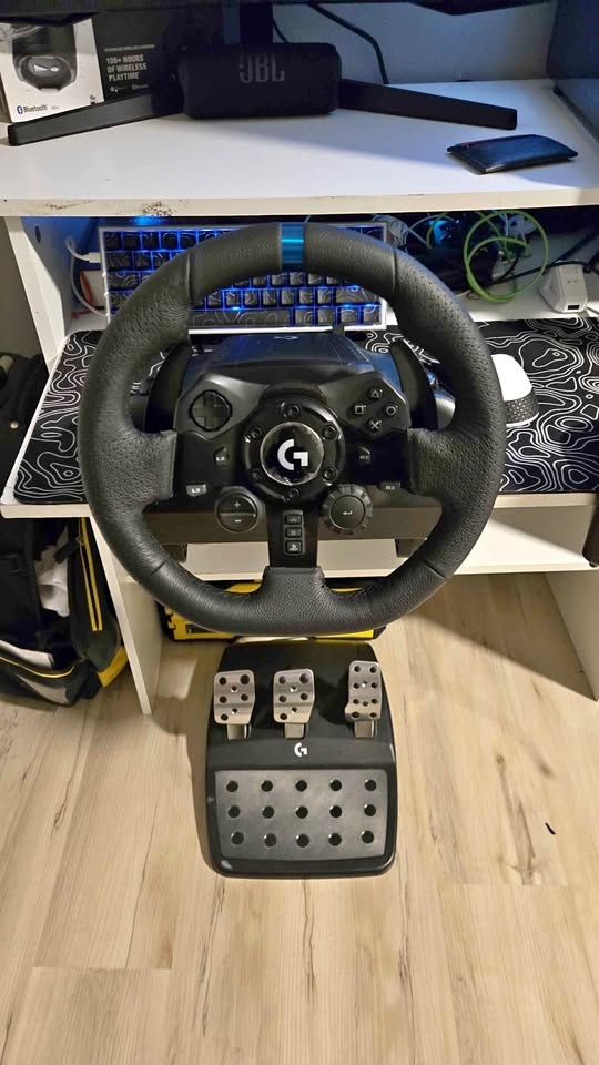 Wheel g923 + pedasl and shifter. Comes in box both wheel and shi