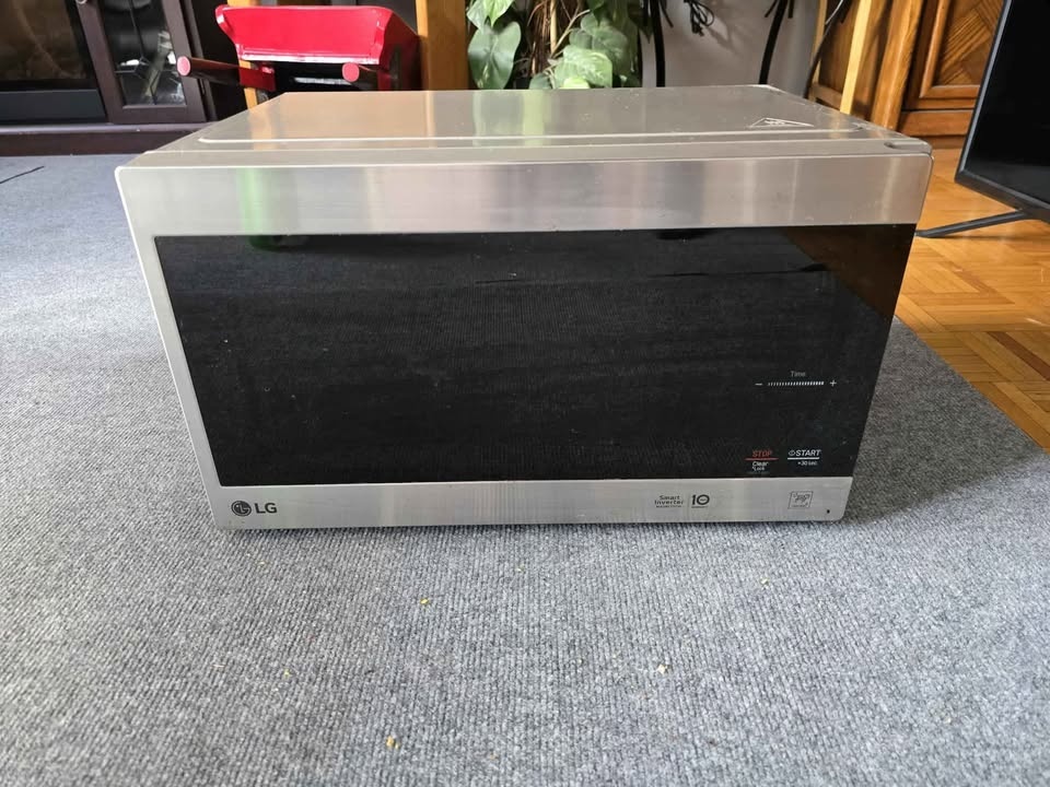 LG NeoChef Microwave w/ EasyClean interior - photo 2