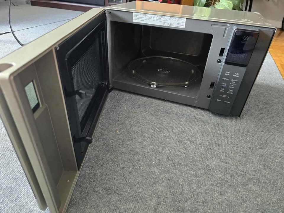 LG NeoChef Microwave w/ EasyClean interior - photo 3