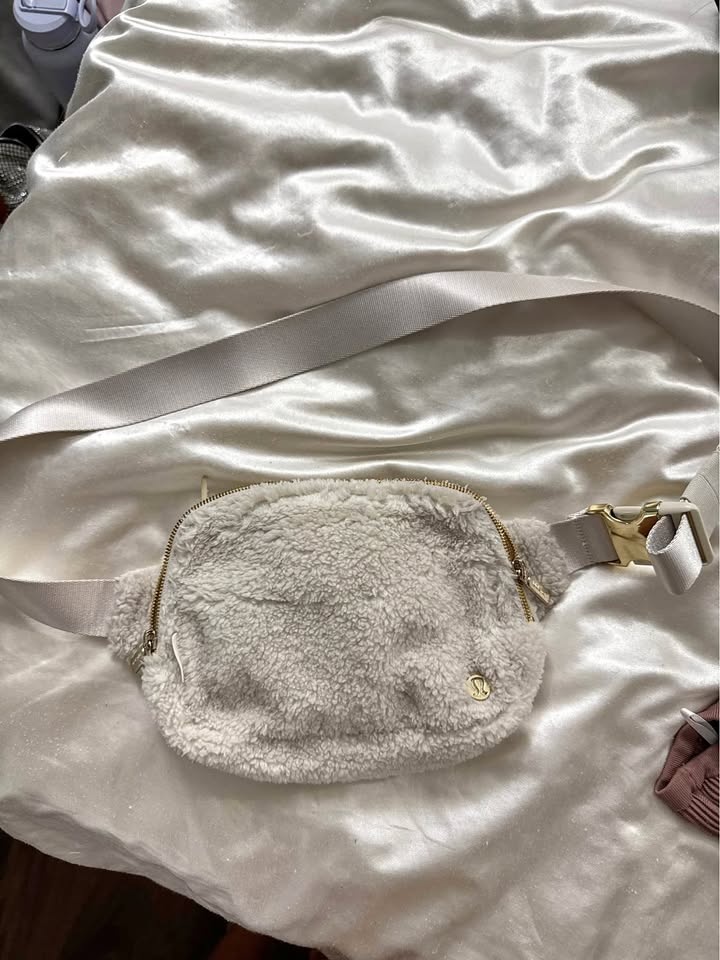 Lululemon Everywhere Belt Bag- Fleece off white