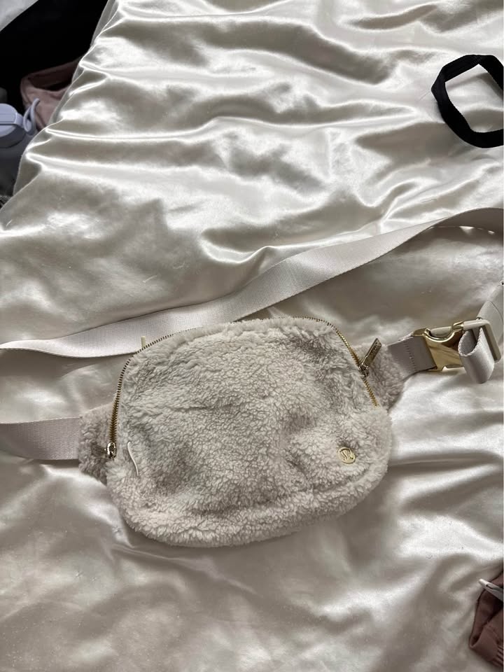 Lululemon Everywhere Belt Bag- Fleece off white - photo 2