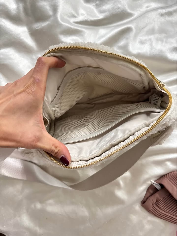 Lululemon Everywhere Belt Bag- Fleece off white - photo 4