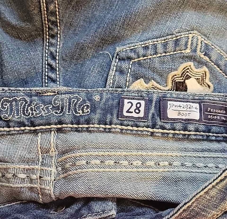 Miss Me Embroidered cowhide Boot cut Blue Jeans Size 28 - photo 4