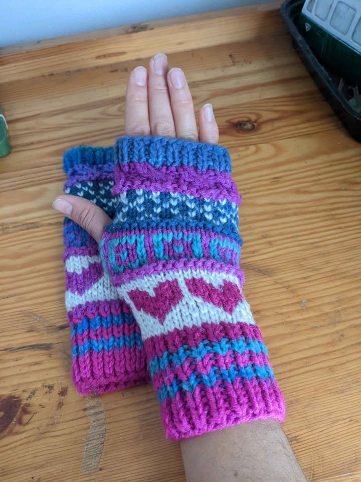 Hand knit fingerless gloves - photo 2
