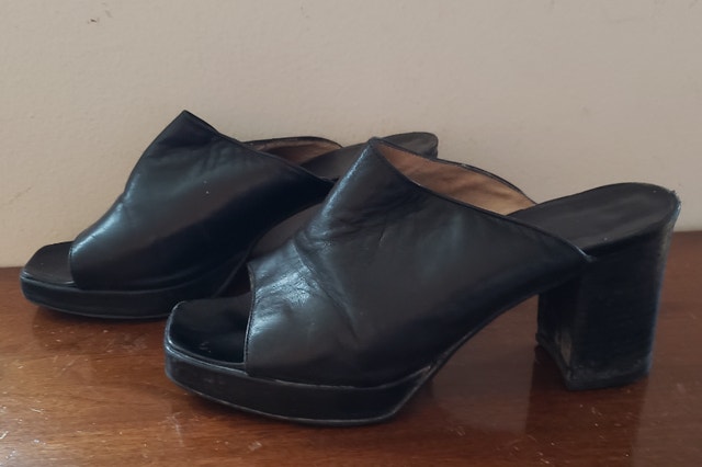 Excellent Condition Heeled Mules, Black Leather, 7.5M - photo 4