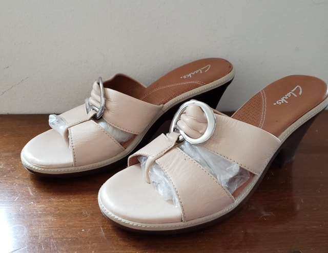 LIKE NEW Clarks Leather Sandals, Cream, 7M