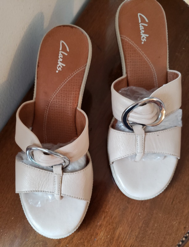 LIKE NEW Clarks Leather Sandals, Cream, 7M - photo 2