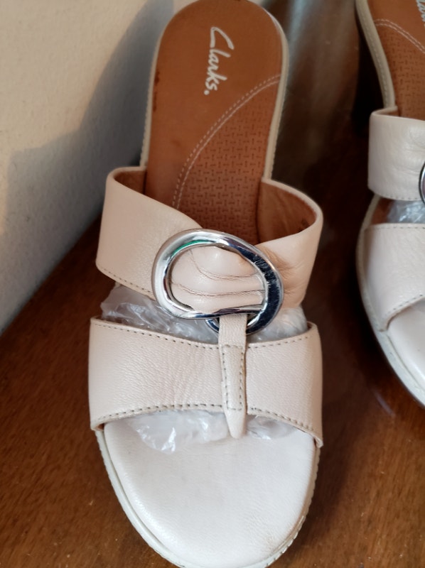 LIKE NEW Clarks Leather Sandals, Cream, 7M - photo 3