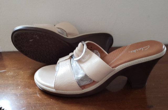 LIKE NEW Clarks Leather Sandals, Cream, 7M - photo 4