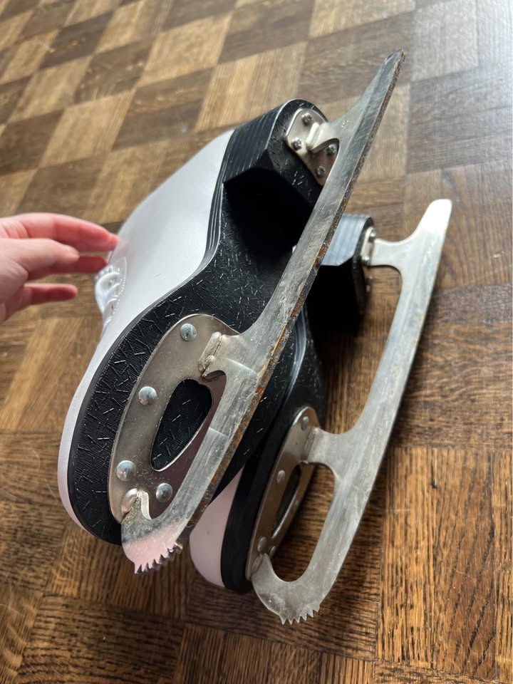 Ice Skates Size 8 with Guards - photo 3