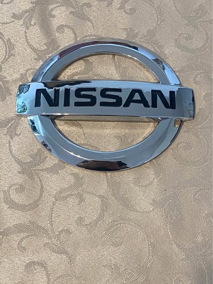 Nissan front emblem - photo 2