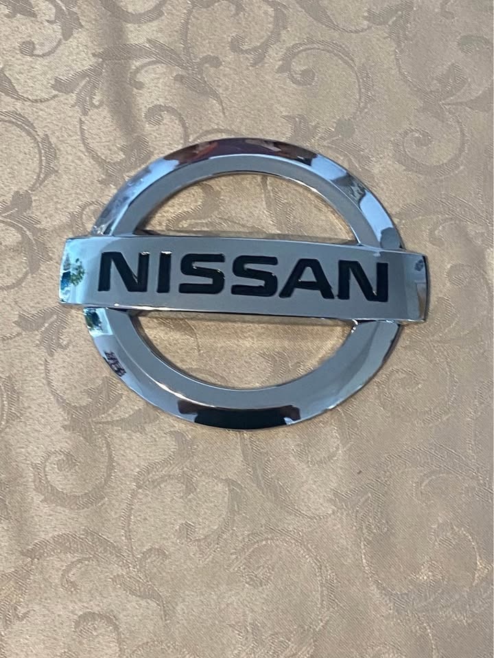 Nissan front emblem - photo 4