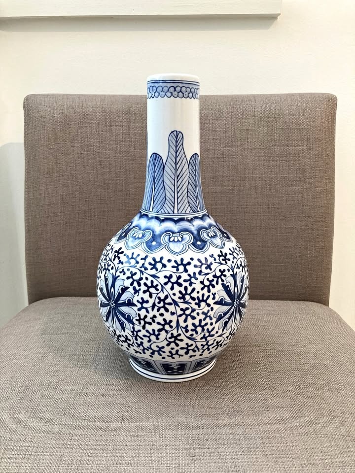Made in Taiwan Antique Vintage Chinese Ceramic Vase Pottery for