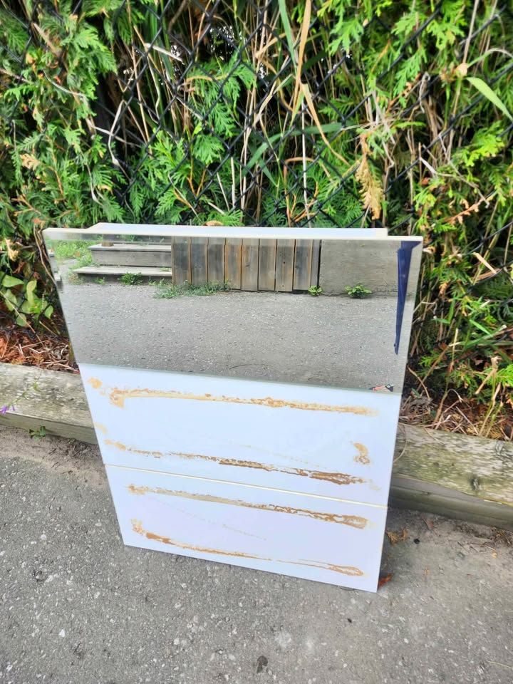 Free bathroom cabinet. Two mirror gone