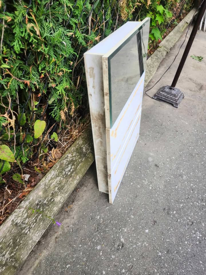 Free bathroom cabinet. Two mirror gone - photo 2