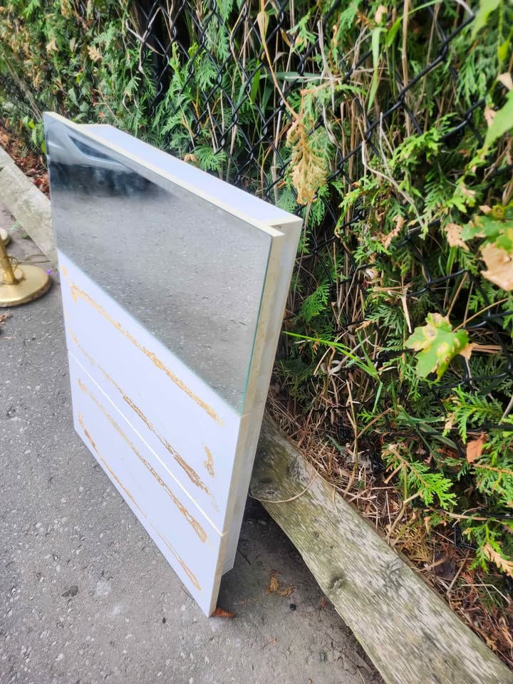 Free bathroom cabinet. Two mirror gone - photo 3