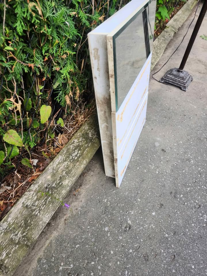 Free bathroom cabinet. Two mirror gone - photo 4