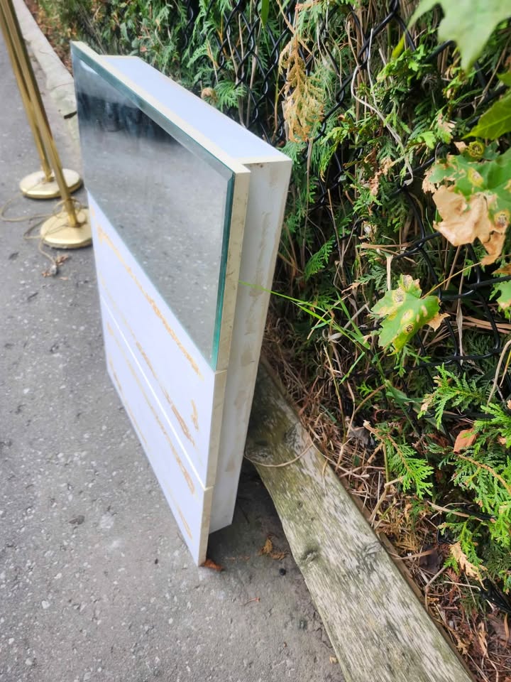 Free bathroom cabinet. Two mirror gone - photo 5