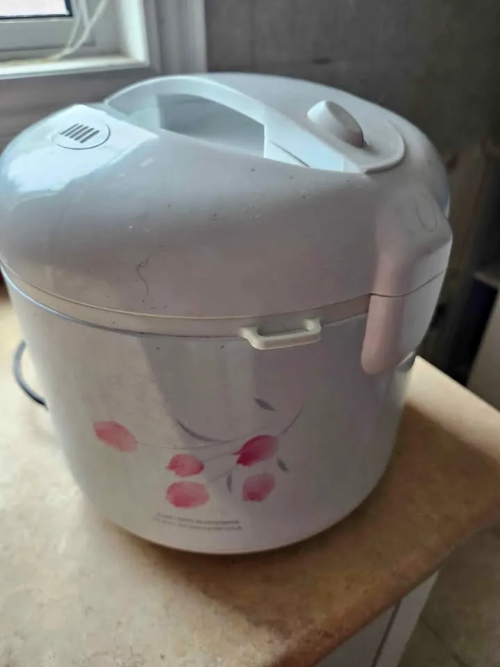 Rice cooker works great almost new thumbnail