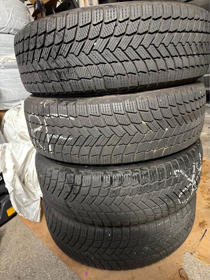 255/70/18 Michelin X-Ice Winter Tires - DOT 2023