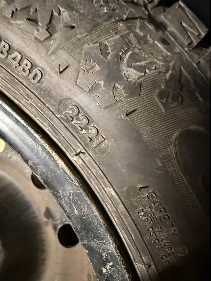 215/60/16 WINTER TIRES ON RIMS!!! CHEAPP!! - photo 3