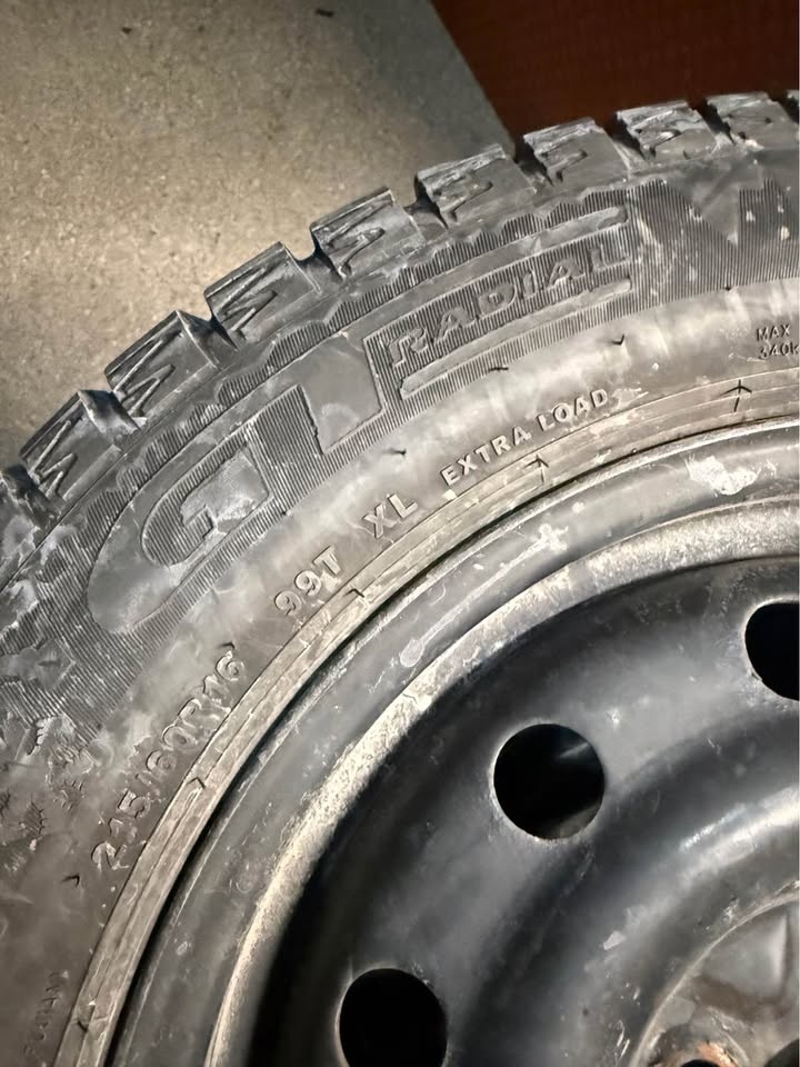 215/60/16 WINTER TIRES ON RIMS!!! CHEAPP!! - photo 4