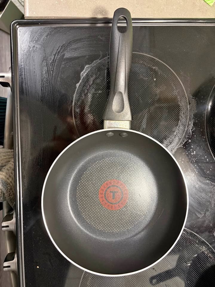 Small non-stick cooking pan