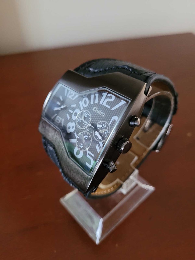 Oulm Black and Silver Dual Time Men's Watch - photo 2