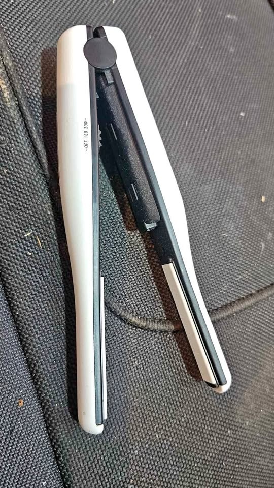 Mini cordless ceramic flat iron