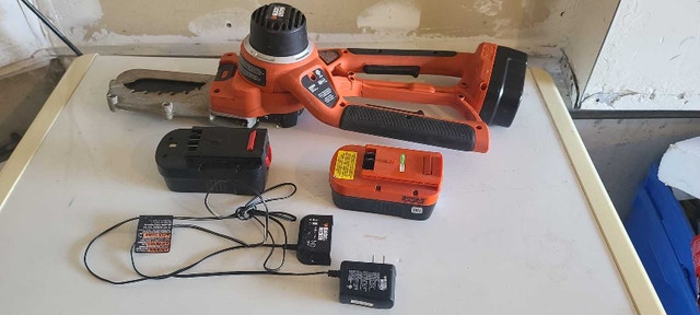Black and Decker mini Chain Saw with 2 additional batteries - photo 2